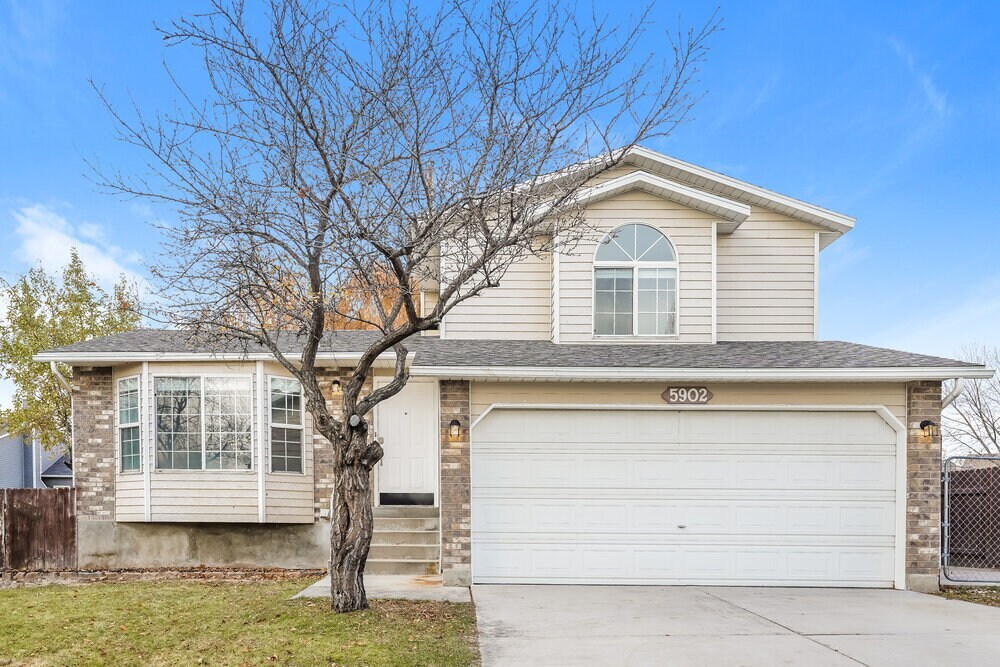 5902 Woodview Dr in Kearns, UT - Building Photo