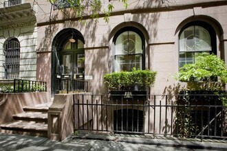 109 E 19th St-Unit -: 4F in New York, NY - Building Photo - Building Photo