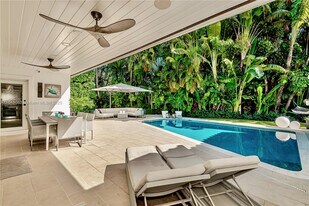 375 Harbor Ct in Key Biscayne, FL - Building Photo