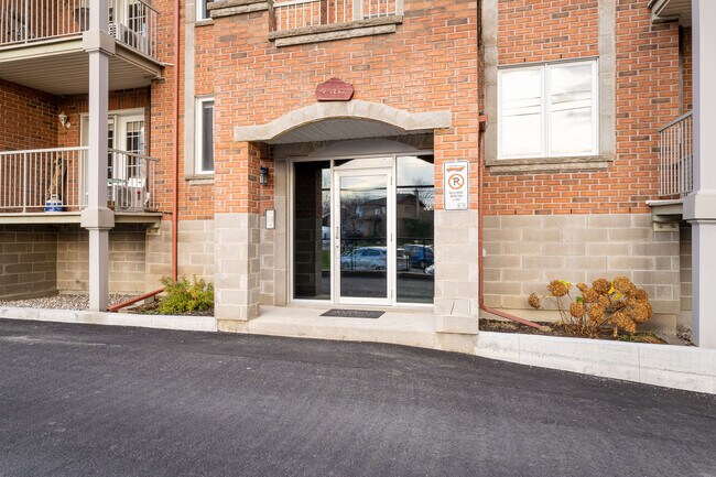 4482 Des Cageux Ch in Laval, QC - Building Photo - Building Photo