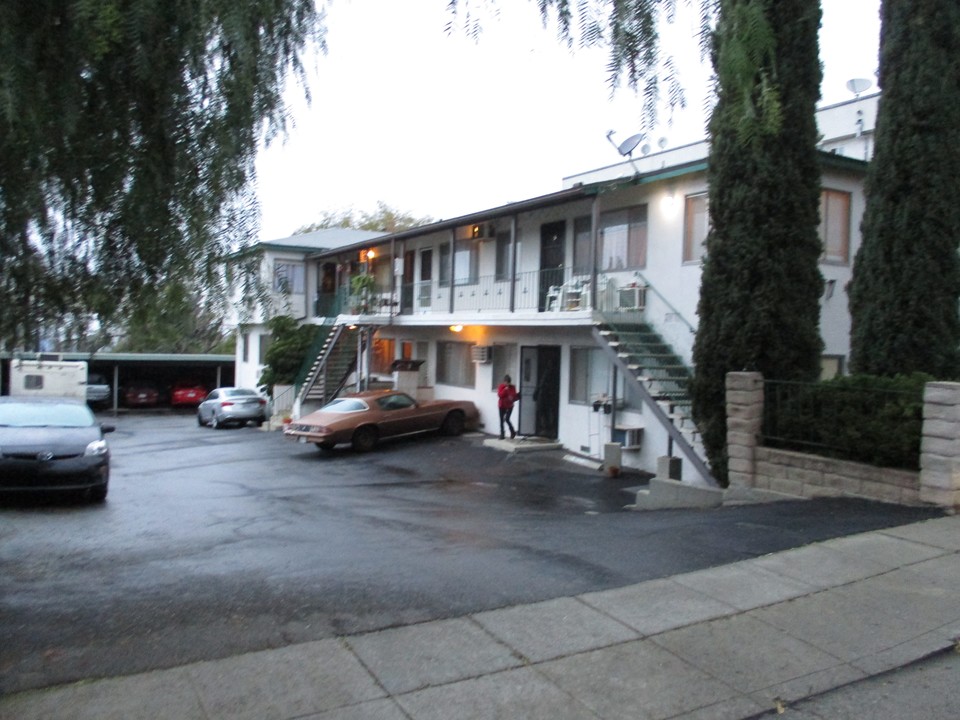 10237 Commerce Ave in Tujunga, CA - Building Photo