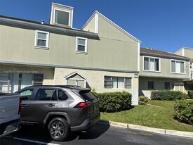 8043 Lagos De Campo Blvd in Tamarac, FL - Building Photo