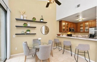 2526 W MacArthur Blvd in Santa Ana, CA - Building Photo