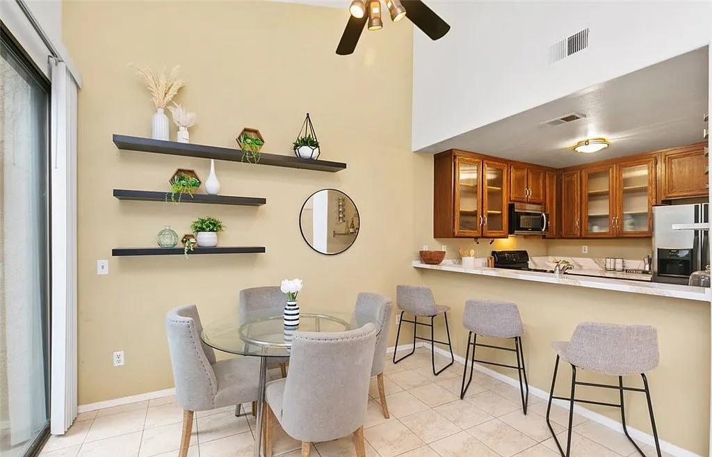 2526 W MacArthur Blvd in Santa Ana, CA - Building Photo