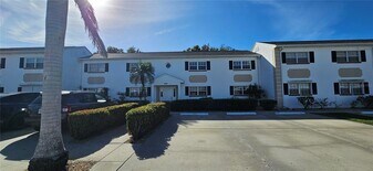 1506 Edgewater Cir in Ft. Myers, FL - Building Photo