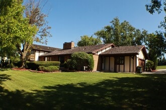 44 Kingston Dr in Oak Brook, IL - Building Photo - Building Photo