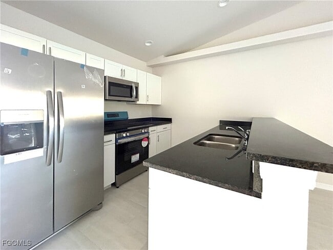 530 SE 6th St in Cape Coral, FL - Building Photo - Building Photo