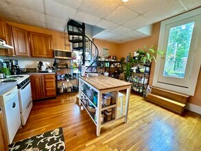 512 Centre St, Unit 2 in Boston, MA - Building Photo - Building Photo