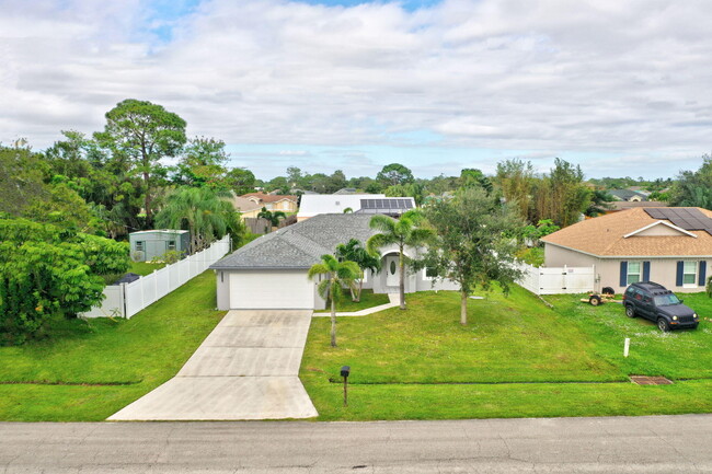 457 SW Todd Ave in Port St. Lucie, FL - Foto de edificio - Building Photo