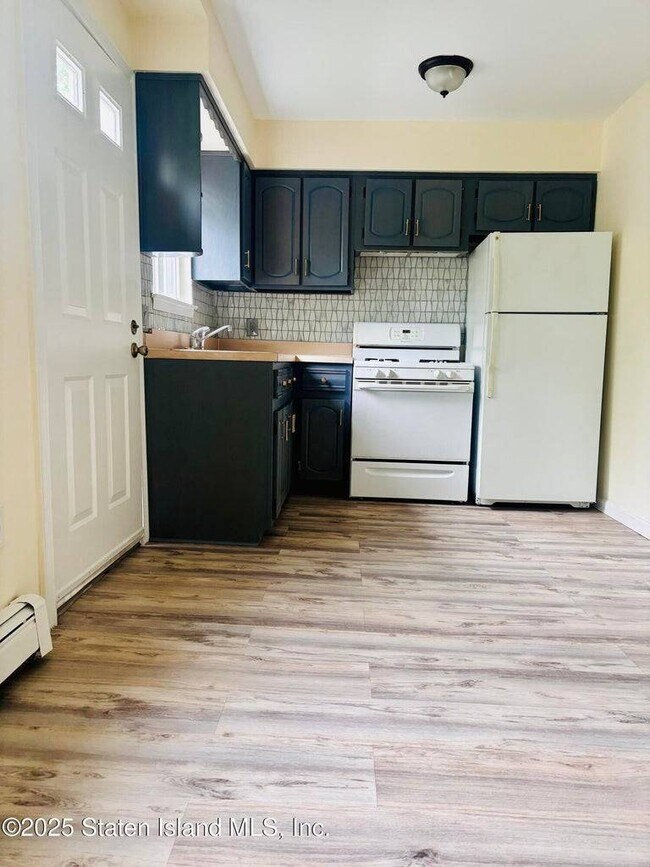 145 Sandalwood Dr in Staten Island, NY - Building Photo - Building Photo