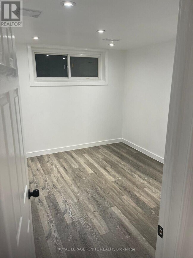 102 Westcroft Dr in Toronto, ON - Building Photo - Building Photo