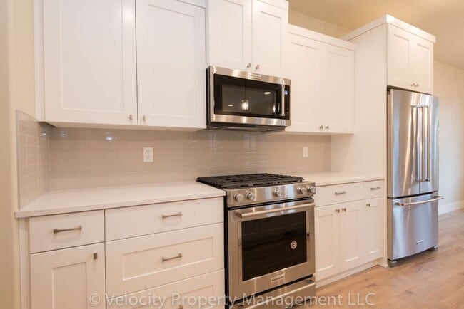 63144 NW Via Cambria in Bend, OR - Building Photo - Building Photo