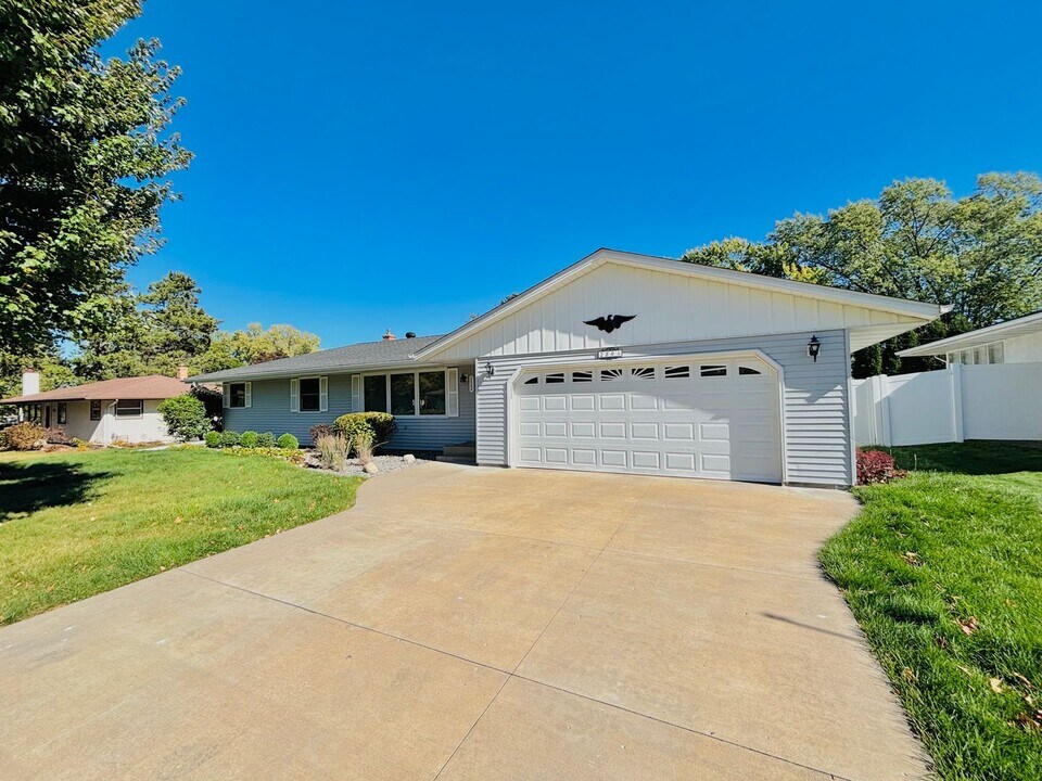 2864 Virginia Ave in Roseville, MN - Foto de edificio