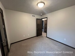 Modern Luxury: 3BR Townhome with Stylish F in Sioux Falls, SD - Foto de edificio - Building Photo