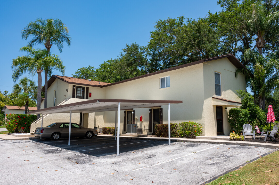 Magnolia Square Condominiums in Largo, FL - Foto de edificio