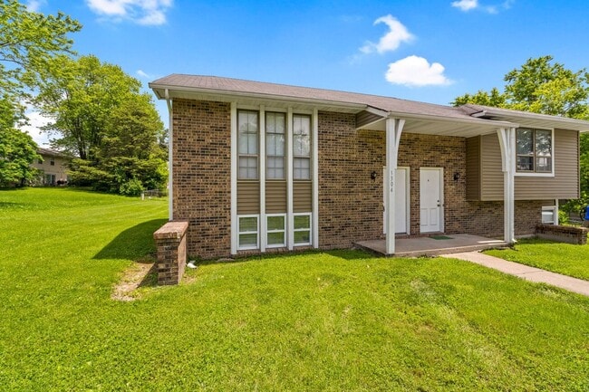 1304 Essex Ct in Columbia, MO - Foto de edificio - Building Photo