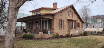 131 E Laurel Ave in Damascus, VA - Building Photo