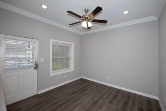 100 N Country Rd in Miller Place, NY - Building Photo - Building Photo