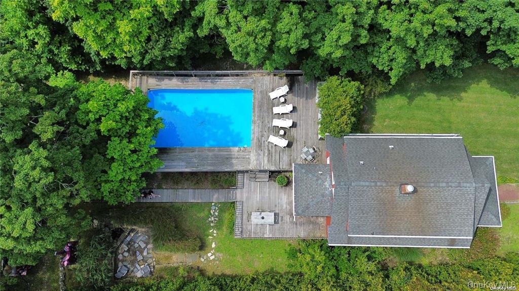 30 Vail Ave in East Quogue, NY - Building Photo