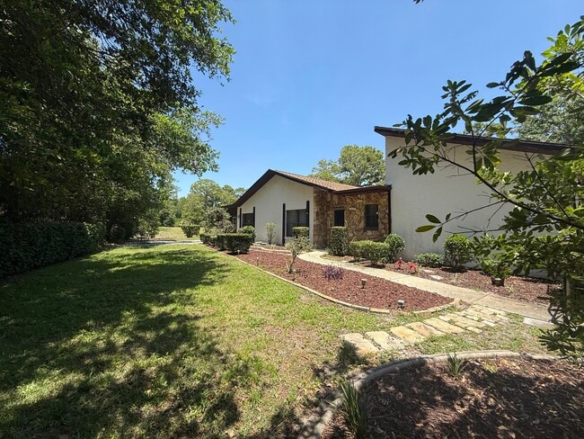 property at 9 Fairwoods Ct