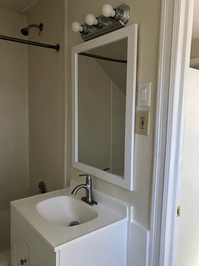 5 Hempstead Ave, Unit First floor
