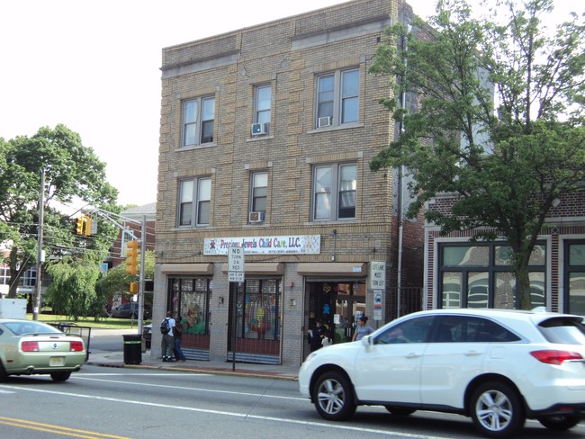 100 Bloomfield Ave in Montclair, NJ - Foto de edificio - Building Photo