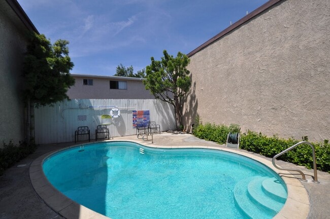 6115 Whitsett Ave, Unit 102 in Los Angeles, CA - Building Photo - Building Photo