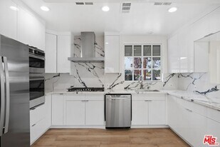 6266 Etiwanda Ave in Los Angeles, CA - Building Photo