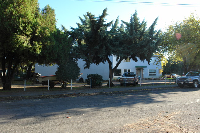 401 Hickory St in Chico, CA - Foto de edificio - Building Photo