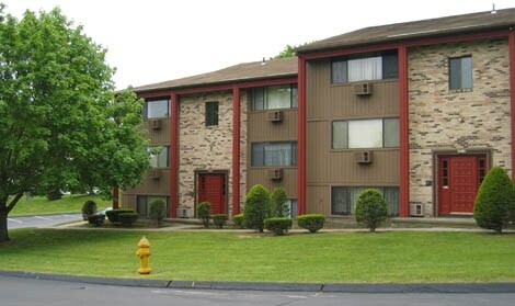 Squire Hill Apartments in Branford, CT - Building Photo - Building Photo