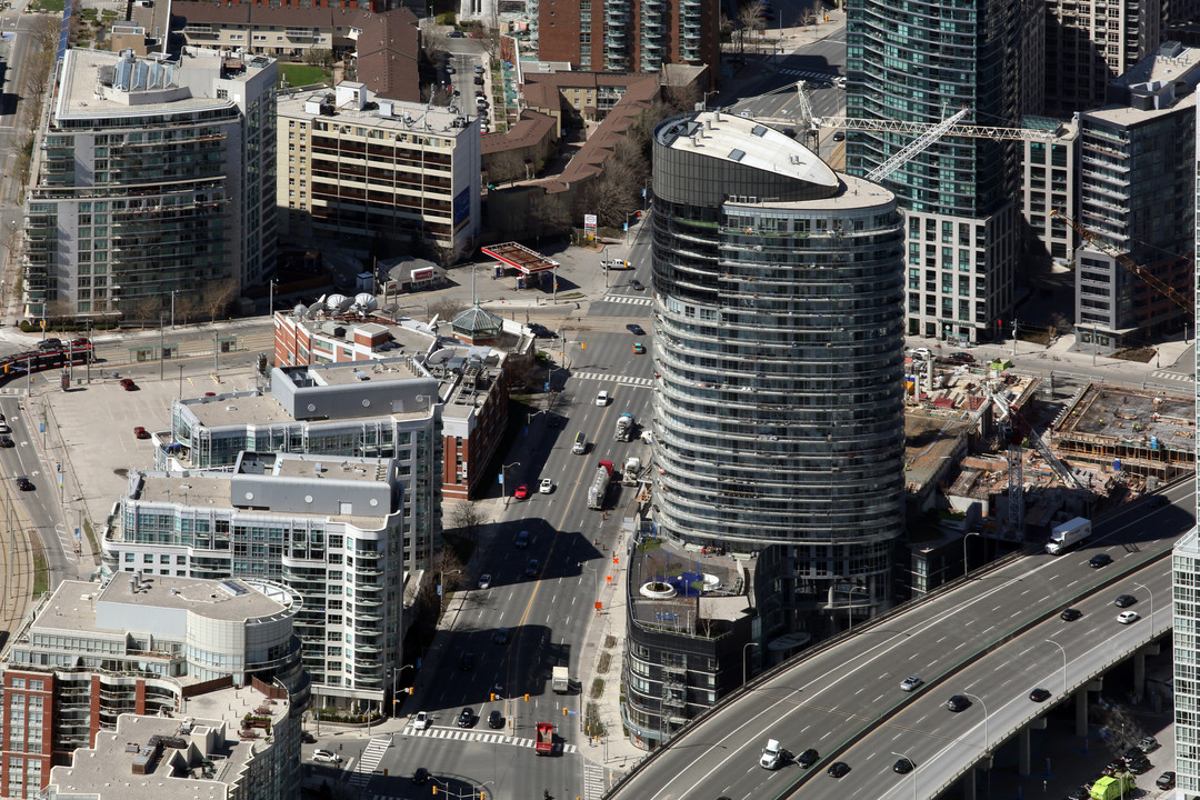 600 Queens Quay Blvd W in Toronto, ON - Building Photo