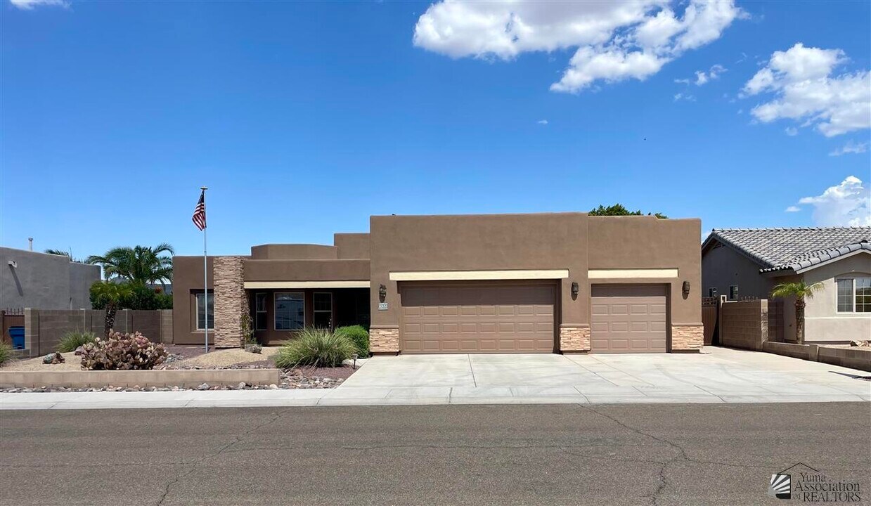 10151 S Universe Ave in Yuma, AZ - Building Photo