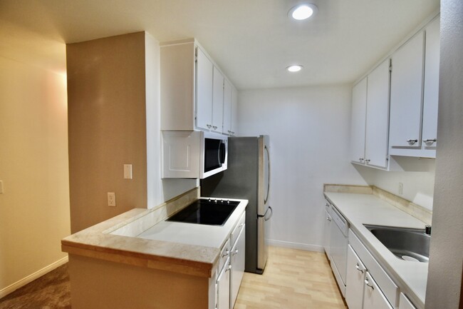 3604 W Estates Ln, Unit 3604 W Hidden Ln #210 RHE in Rolling Hills Estates, CA - Building Photo - Building Photo