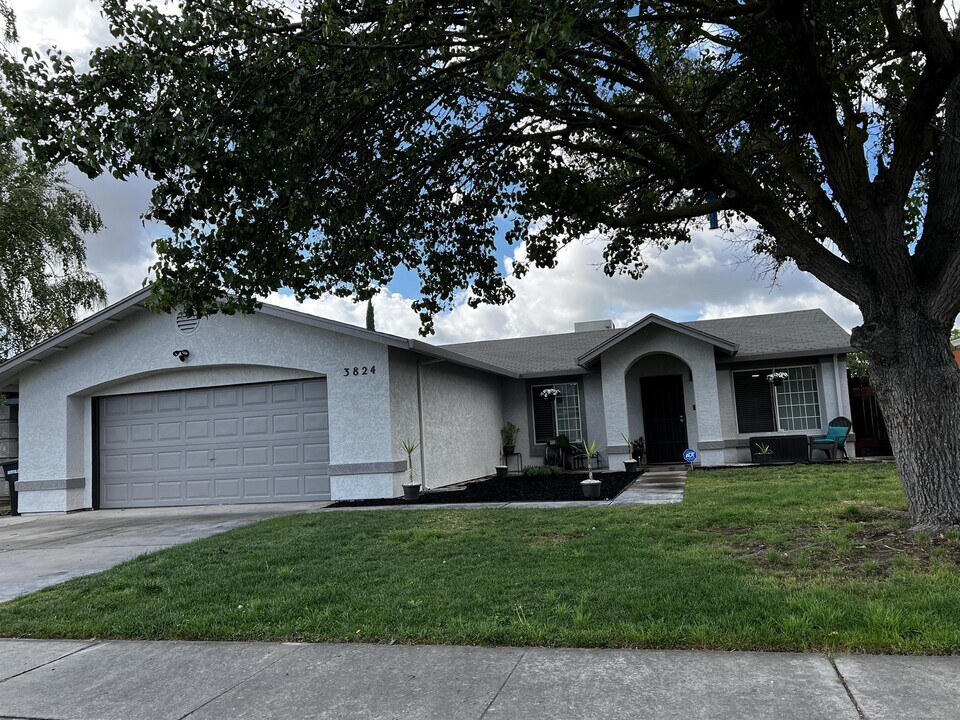 3824 Hollywood Dr in Ceres, CA - Building Photo
