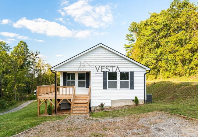 4 Meadows Town Rd in Marshall, NC - Building Photo - Building Photo