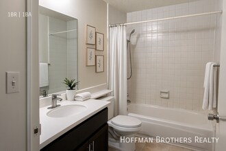 537 S Kenmore Ave, Unit 308 in Los Angeles, CA - Building Photo - Building Photo