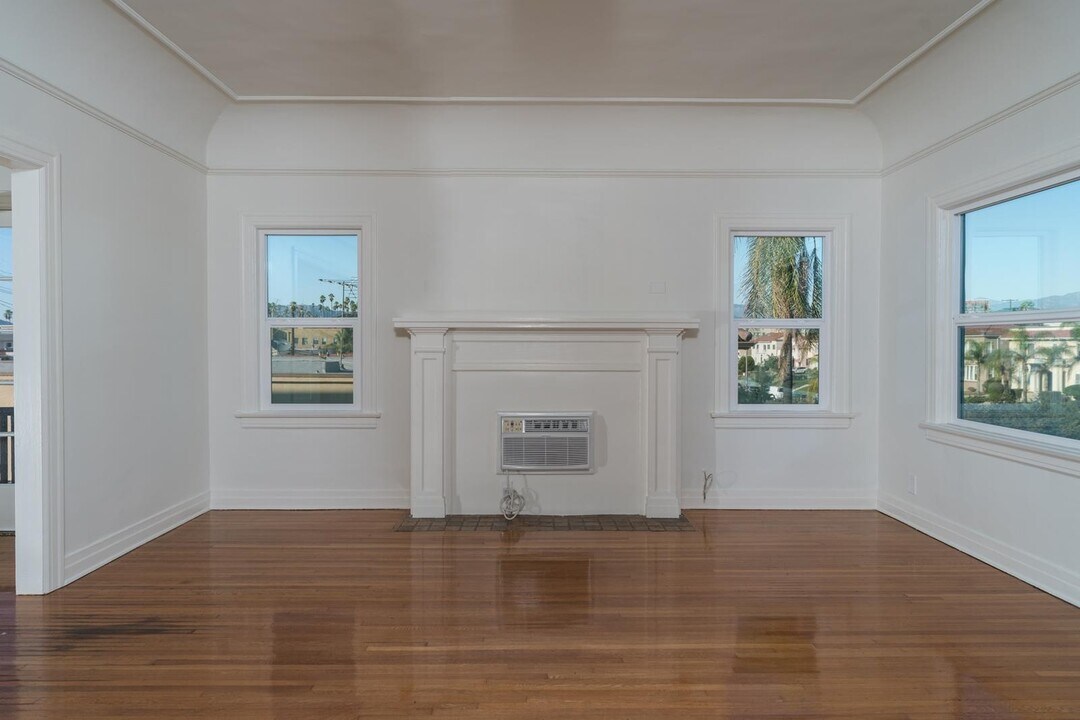 241 S New Hampshire Ave in Los Angeles, CA - Building Photo