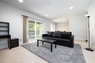 8509 Villa La Jolla Dr in San Diego, CA - Building Photo - Building Photo