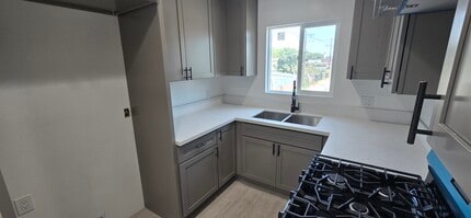 833 E 92nd St, Unit #4 in Los Angeles, CA - Building Photo - Building Photo