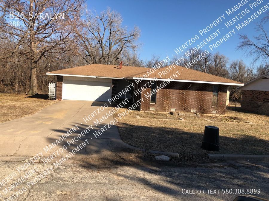 826 Saralyn Dr in Blackwell, OK - Building Photo