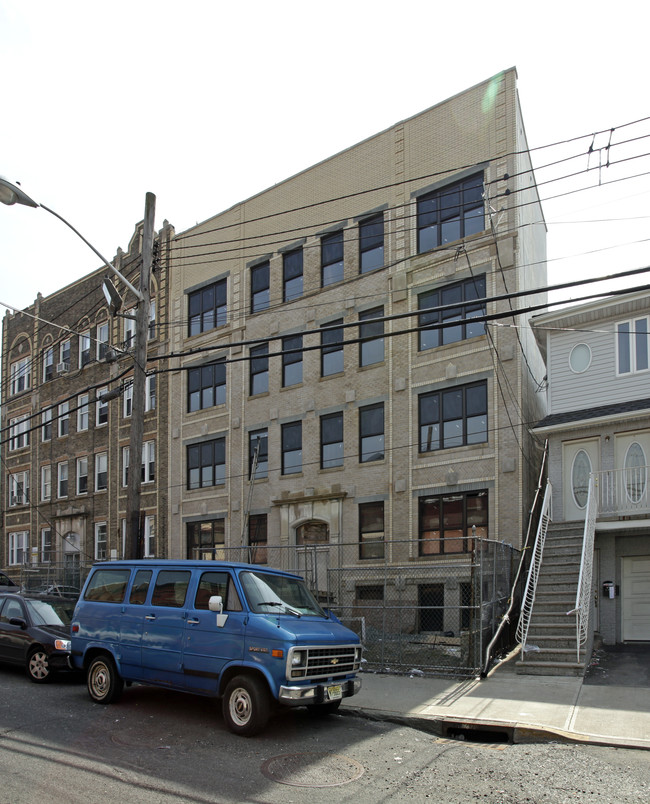 527 51st St in West New York, NJ - Foto de edificio - Building Photo