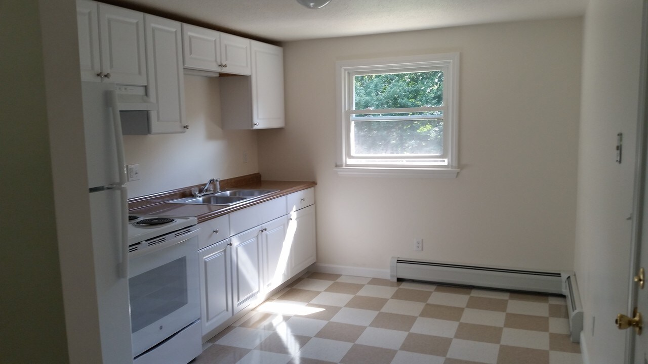 9 Emerald Dr in Barrington, NH - Building Photo