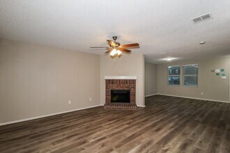 1808 Lariat Dr in Justin, TX - Foto de edificio - Building Photo