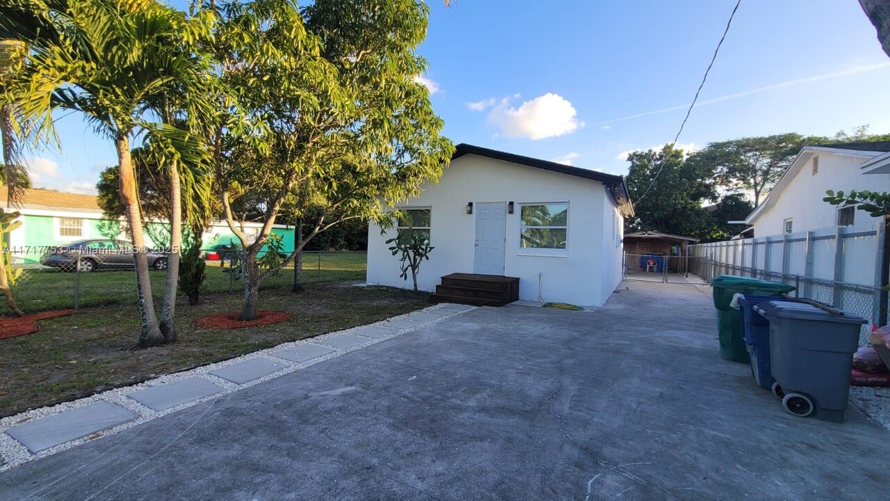 3040 NW 60th St in Miami, FL - Building Photo