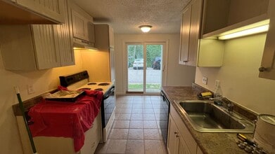15 Back River Rd in Dover, NH - Foto de edificio - Interior Photo