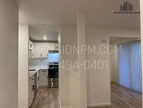 21632 30th Ave S, Unit B in Des Moines, WA - Foto de edificio - Building Photo