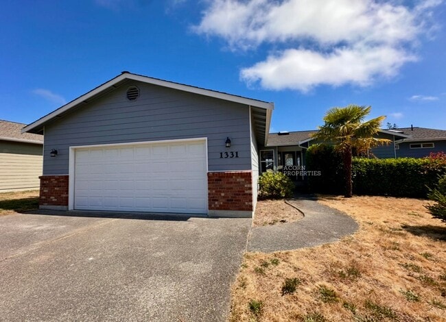1331 SW Harbor Vista Cir in Oak Harbor, WA - Foto de edificio - Building Photo