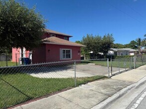 1390 W 33rd St, Unit 103 in Riviera Beach, FL - Building Photo - Building Photo