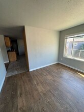 8256 Barbur St in White City, OR - Building Photo - Building Photo