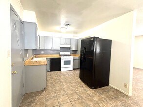 5220 Apple Valley Ln in Las Vegas, NV - Building Photo - Building Photo